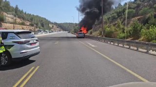 כביש 1 נחסם לתנועה לכיוון ירושלים בשל רכב שעולה באש...