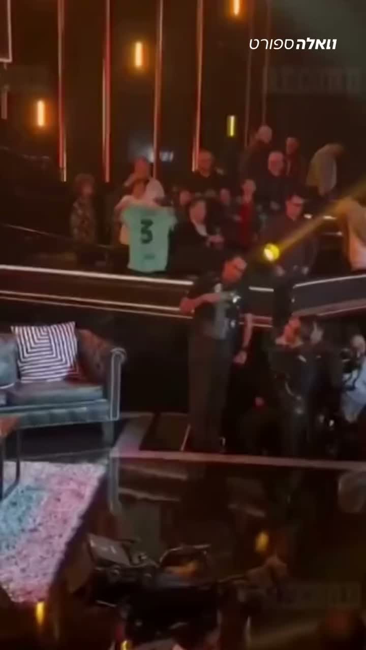 פיקה היה בדרך לחתימה תמימה לאוהד על החולצה ואז… 😅...