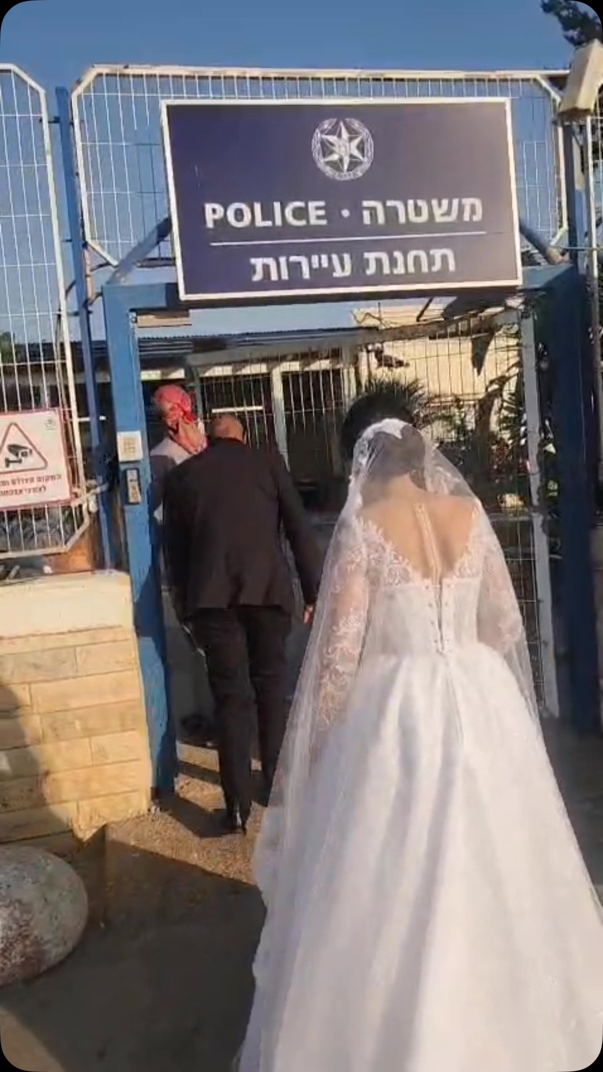 חתן וכלה שיצרו שיירת חתונה בכבישי הנגב וגרמו לפקקים במכוון...