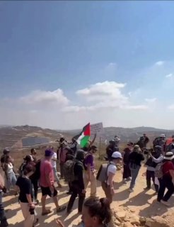 פעילי שמאל קיצוני יחד עם ח״כ עופר כסיף בקוסרה...