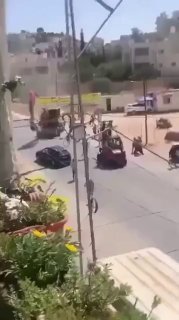 רמאללה: קרבות רחוב בין מפעילי דחפורים ערבים, כולל ירי של...