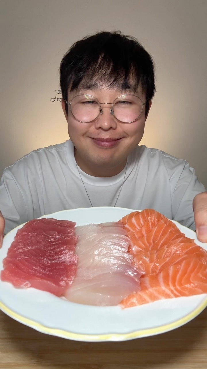 יונג אוכל סשימי😁🐟...