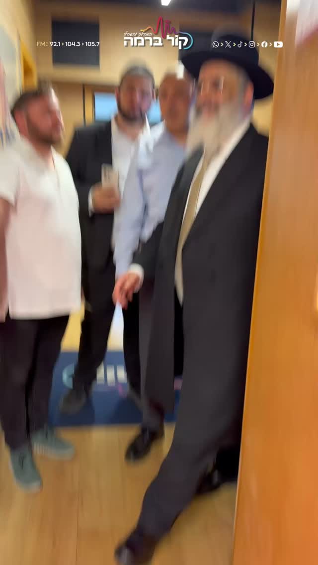 במהלך התוכנית "חידודון" בהגשת עמי מימון נכנס הרב ישראל אברגל...
