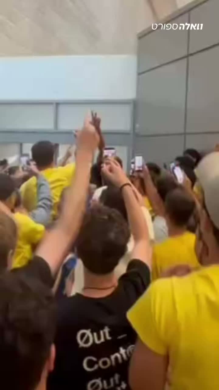 בונזי קולסון נחת בארץ ואוהדי מכבי ת״א חיכו לו עם קבלת פנים חמה...
