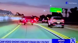 הבוקר בלוס אנג'לס על ה 170 פרייאוי ו Oxnard טנדר זורק מכונית לצד...