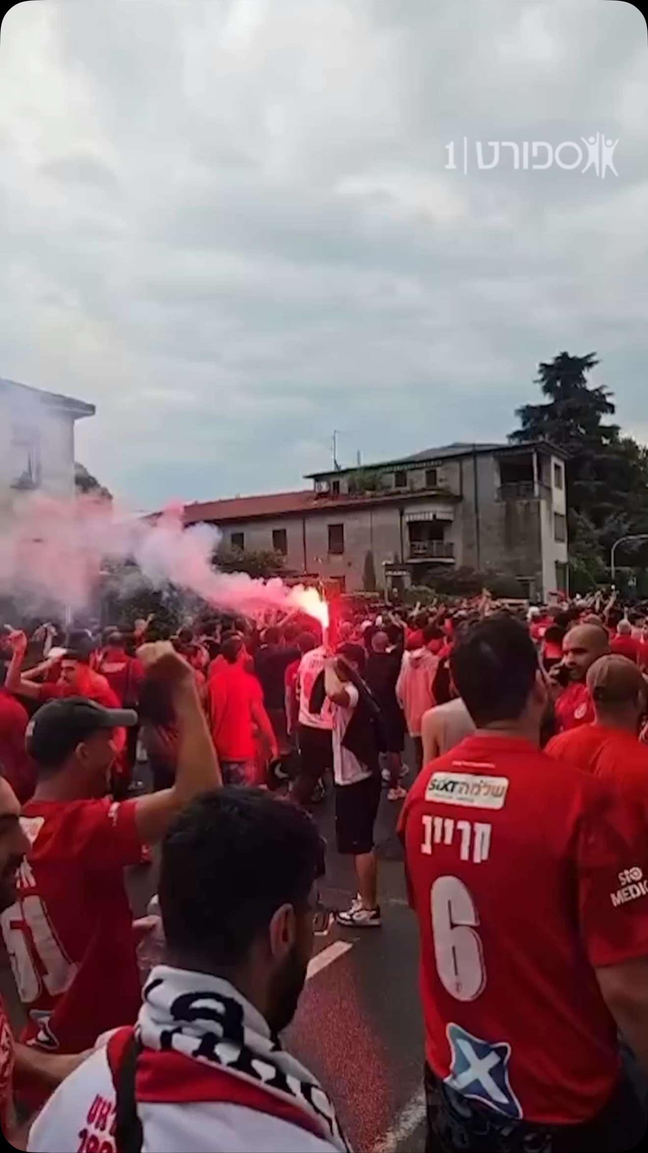 ⁨ אוהדי הפועל ת״א צובעים את ברגמו באדום🔴⁩...