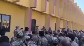חיילי ג'ולאני שרים לו את סיסמאות דאעש: "אמיר המדינה...
