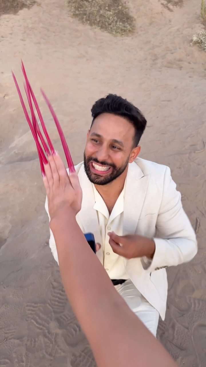 כשיש לה ציפורניים ארוכות 💅 When she has long nails...