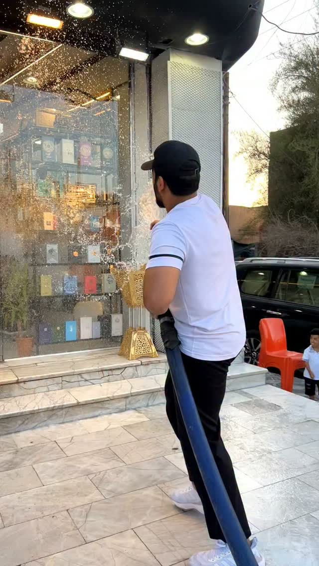 הציף להם את העסק עם זרנוק מים...
