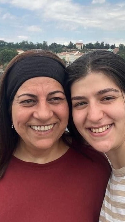שיחת הטלפון הבוכה שהגיעה מארגנטינה לבית הסבתא, מסיבת יום...