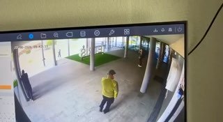 באוקראינה ממשיכים לתפוס גברים ברחוב...