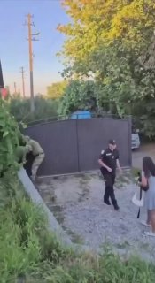 באוקראינה ממשיכים לתפוס גברים ברחוב...
