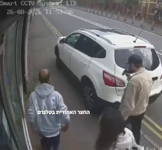 התיעוד הזה מגיע אלינו מאנגליה. שמו לב שהרכב פתוח....
