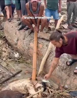 לאחר השיטפון ההרסני בנפאל היום, תושבים תועדו במצלמה לוקחים...