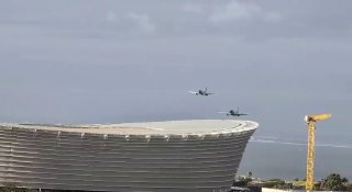 2 מטוסים גדולים חלפו מעל האצטדיון בקייפטאון בגובה 12 מטרים...
