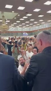 ראש הממשלה בנימין נתניהו מפתיע את התלמידים בישיבת אפיקי דעת...