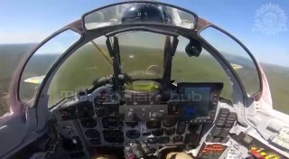 טייס מיג -29 לטווח קרוב מפיל טיל שיוט רוסי מסוג בנדרול עם טיל R...