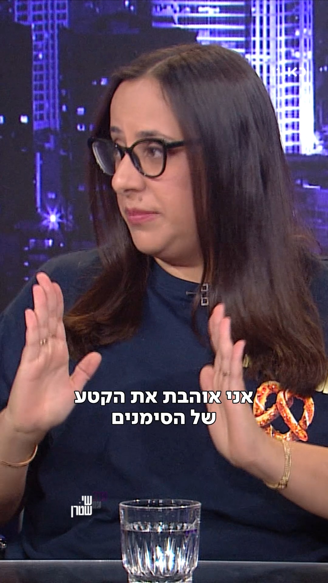יונה כבר תפסה מקום בשולחן החג....