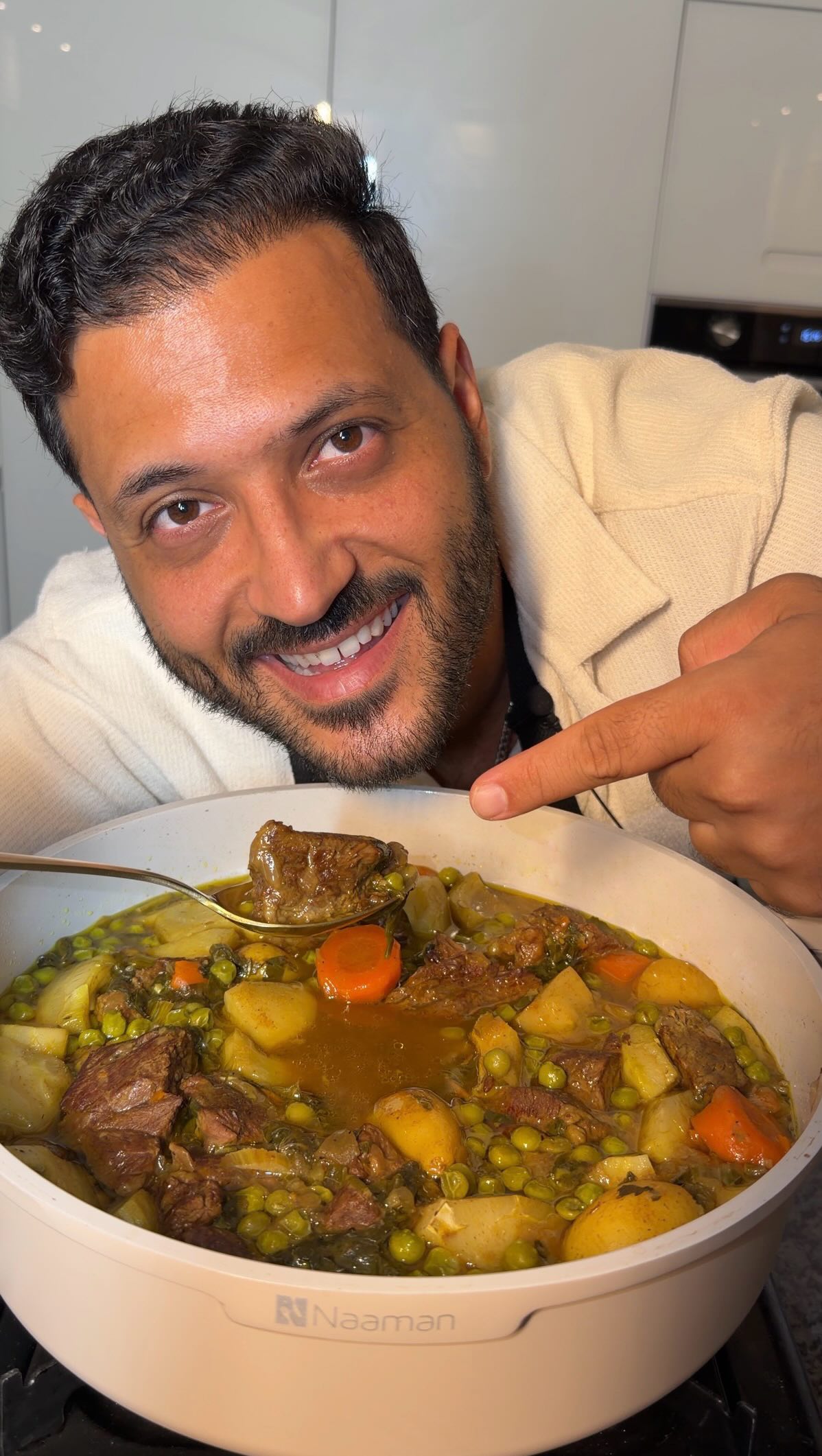 ⁨ בשר עם אפונה ארטישוק גזר ותפוחי אדמה - מנה עיקרית לראש...