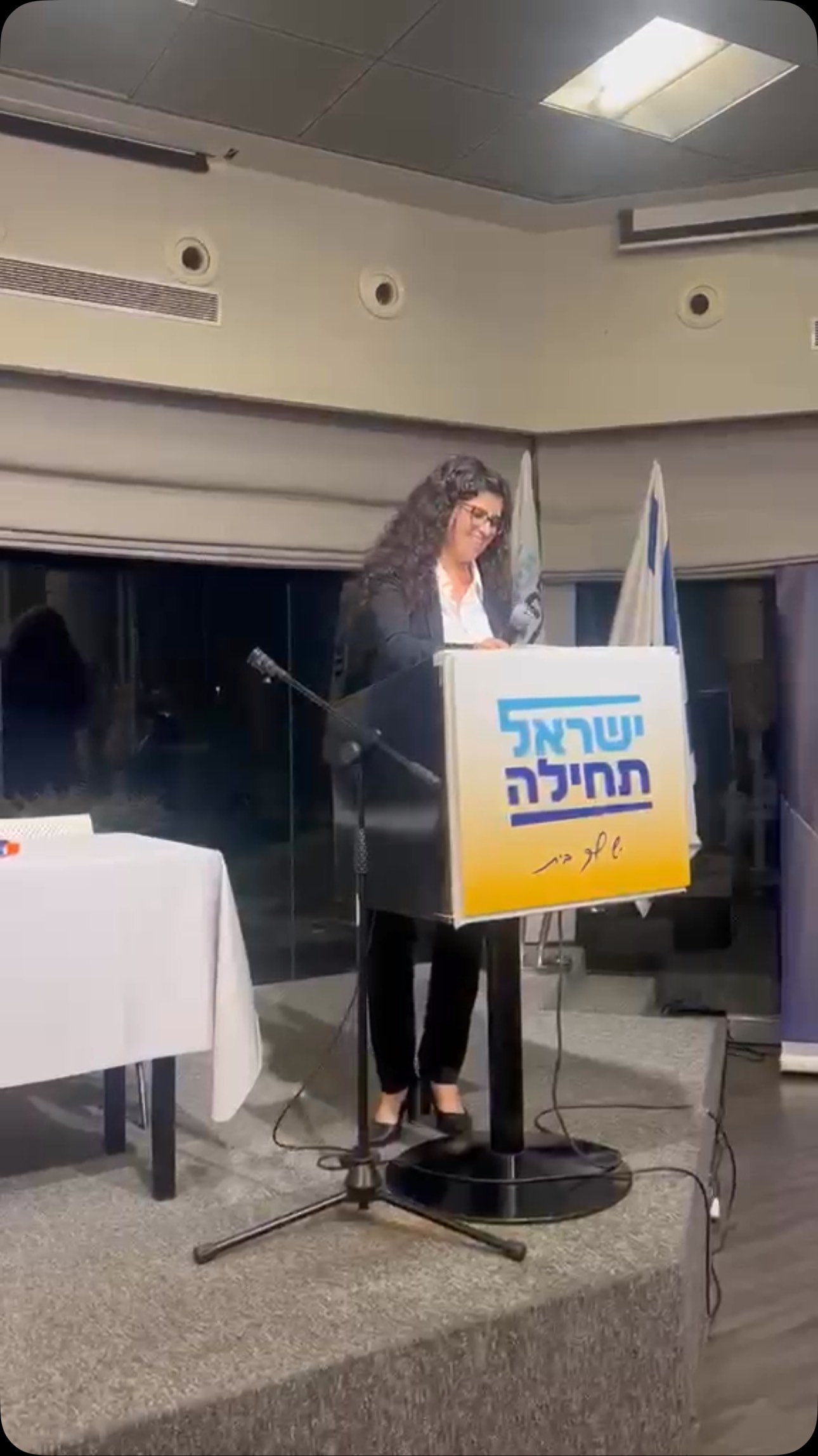 רעידת אדמה פוליטית 🤣 מפלגת ״ישראל תחילה״ של שרן השכל מבצעת...