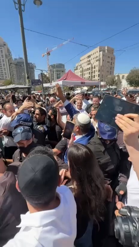בן גביר וגוטליב בשוק מחנה יהודה מתקבלים באהבה עצומה...