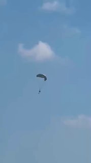 מצנח מעל העיירה השיעית זוטר בדרום לבנון....