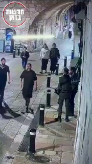 שתי ישראליות יורקות על הכניסה לכנסיה בשכונת הארמנים בירושלים...