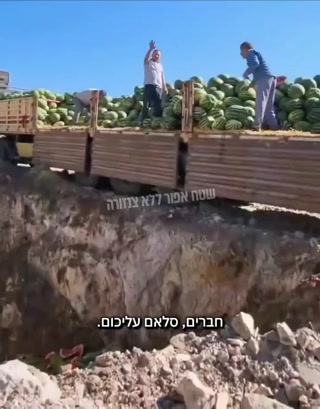 נהג משאית בטורקיה השמיד טונות של אבטיחים שנתקעו אצלו עשרה...