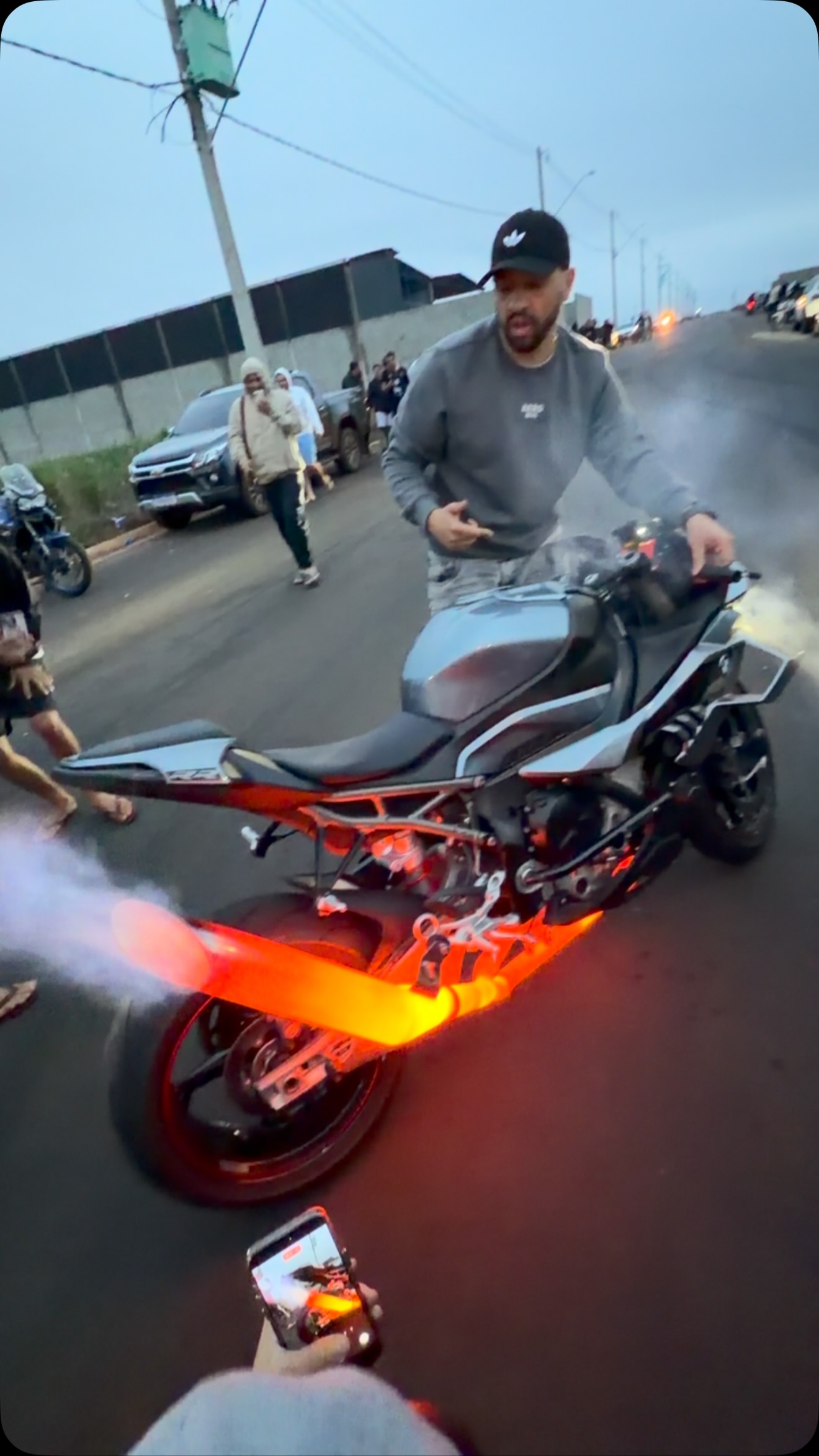פסיכים על אופנוע, אל תנסו את זה בכביש!...