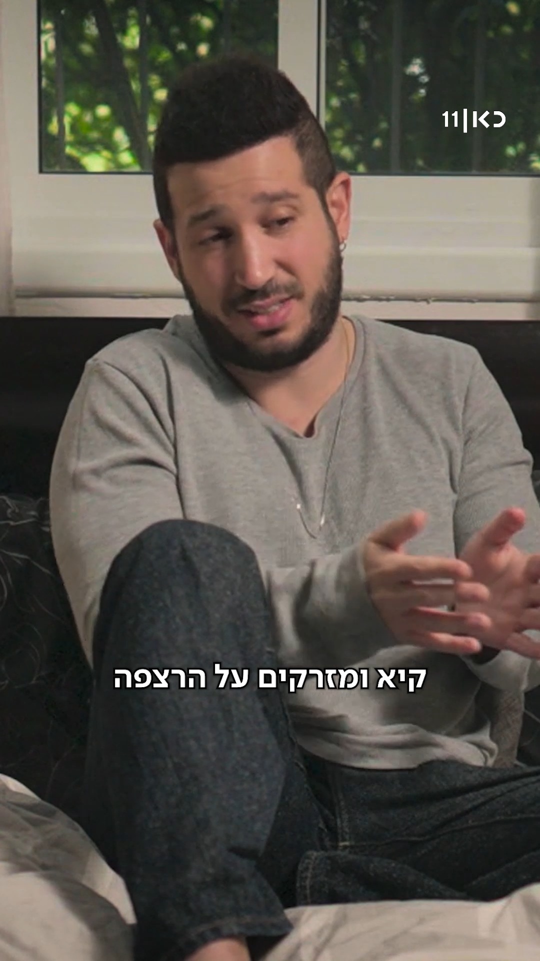 הדייט של רום הגיעה יחפה, אבל היא לא הפילה אותו מהרגליים....