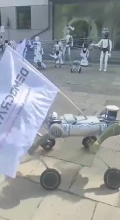 רובוטים ערכו הפגנה בפולין נגד החלפת בני אדם בבינה מלאכותית...