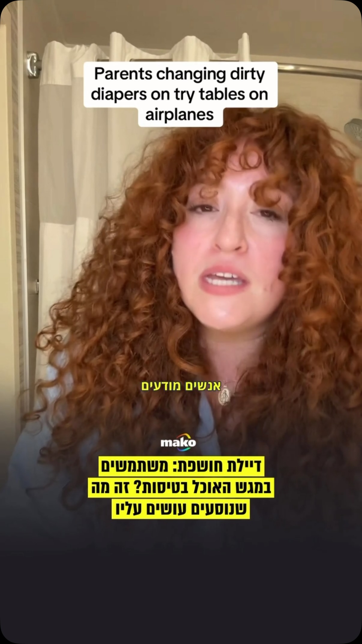 “אנשים מחליפים לילדים שלהם חיתולים על מגשי האוכל במטוסים....