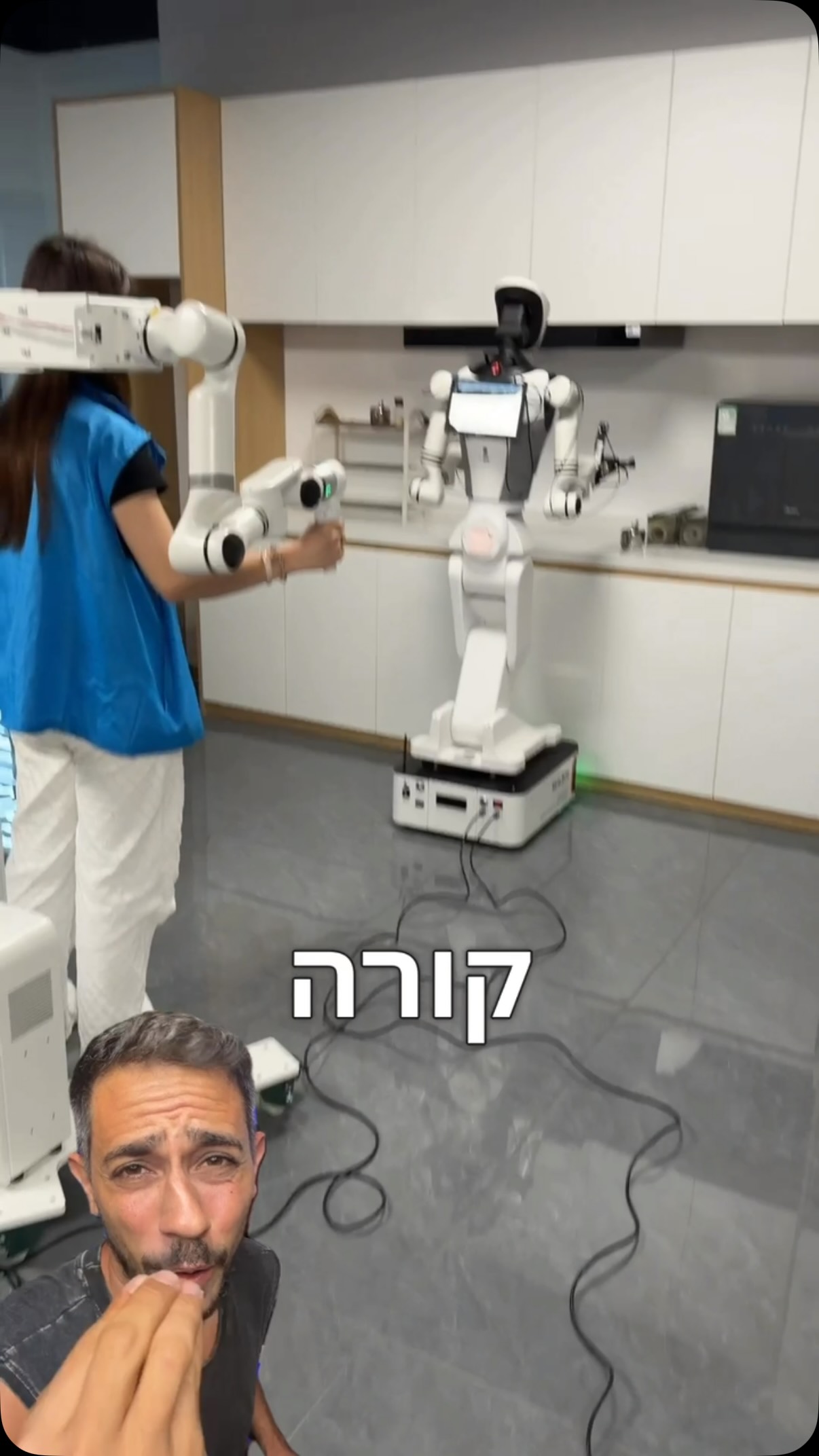 המפעל הזה נמצא בסין זה מקום ענק וחברה ענקית בשווי של חצי...