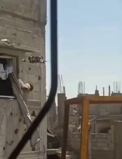 רחפן ישראלי שובב" נראה טס בין בתים בשכונת תופאח, מזרחית לעיר...