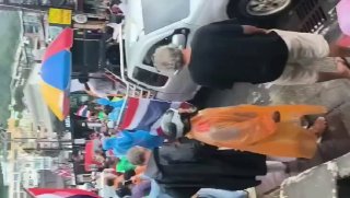 בדלתיים סגורות: בערב ראש השנה: הפגנה אנטי-ישראלית מחוץ לבית...