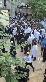 אלימות של שוטרים אוקראינים כלפי מתפללים בעת ביקור הרב ברלנד...