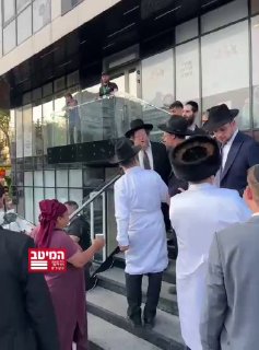 כניסת החג באומן: הגרש"ב סורוצקין עם תלמידים...