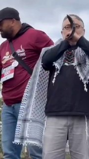 אפילו השופר עושה ממנו בדיחה...