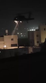 כוחות צה"ל משתלשלים ממסוק במהלך פעילות בכפר יטא, בדרום חברון...
