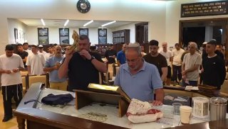 וינטר תוקע בשופר בסליחות הלילה בבית כנסת במודיעין...
