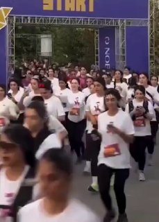 ​מבוכה באיראן: במהלך צעדת מרתון בבירה טהראן, נצפו נשים ללא...