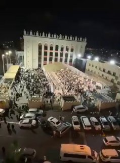 שבירת הצום בבעלזא. לראשונה עשו ברכת כהנים בנעילה לאחר שלושים...