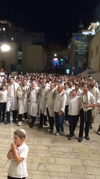 *מרדכי הלפרין:* צאת יום הכיפורים בכותל המערבי...