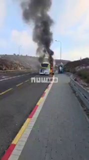 חסימה בכביש 60: אוטובוס עלה באש באזור השומרון...