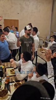 מרדכי דוד הגיע לבני ברק למסעדה שבנט הגיע...