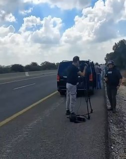 תיעוד: פעיל ימין תפס על חם עיתונאים זרים מצלמים חיילים - ככה זה...