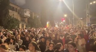 המון חרדי מפגין כעת בירושלים תמיכה בעריקים. המפגינים צועדים...
