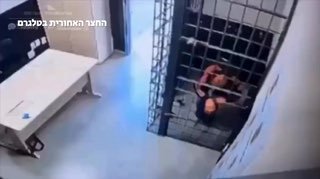 התיעוד הזה מגיע אלינו מברזיל. עצור מצליח לברוח דרך הסורגים...