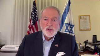 שגריר ארה"ב בישראל, מייק האקבי קובע כי קטר, רוסיה וסין הפעילו...