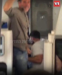 הרגע שבו אחד הישראלים שנאבקו במחבל יוצא לבשר לנוסעים כי...